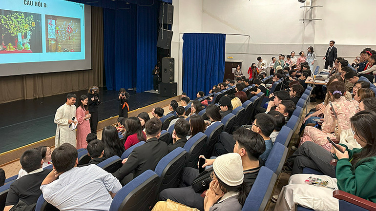 Các bạn sinh viên Việt Nam tham gia cuộc thi tìm hiều văn hóa ba miền. (Ảnh: THÙY VÂN)