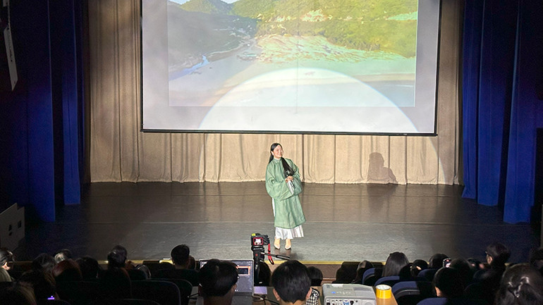 Một tiết mục văn nghệ do sinh viên trường RUDN biểu diễn. (Ảnh: THÙY VÂN)