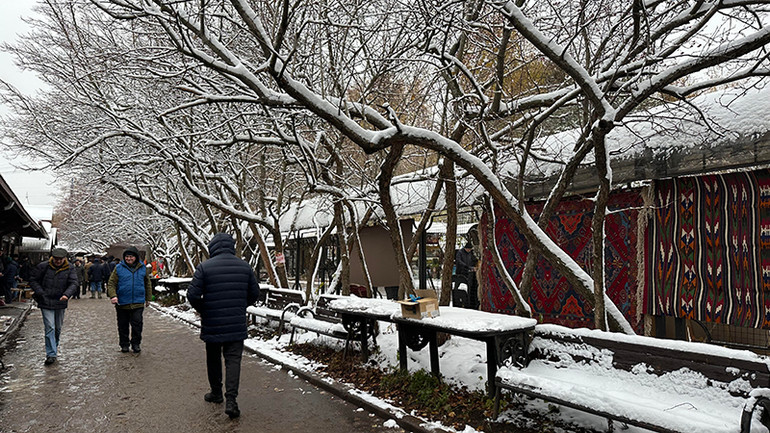 Khu chợ ngoài trời Izmailovo vẫn họp đều đặn.