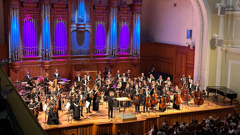 Chỉ huy buổi hòa nhạc Airat Kashaev là một nhạc sĩ đa tài, tác giả và người tổ chức các dự án âm nhạc, lễ hội lớn, chỉ huy Nhà hát Bolshoi của Nga. (Ảnh: THÙY VÂN)