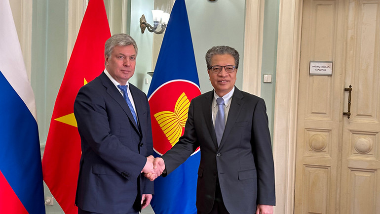 Đại sứ Đặng Minh Khôi (phải) và Thống đốc tỉnh Ulyanovsk Aleksey Yurevich. (Ảnh: THÙY VÂN)