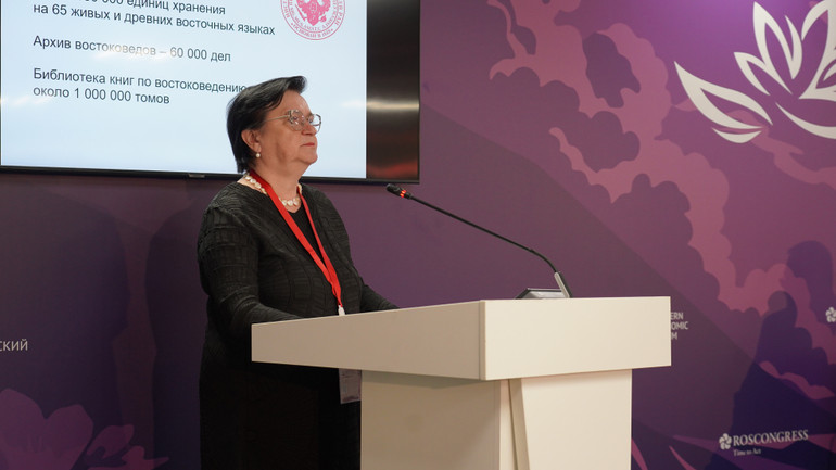 Diễn giả Nga giới thiệu về các nghiên cứu khoa học tại Hội thảo. (Ảnh: THÙY VÂN)