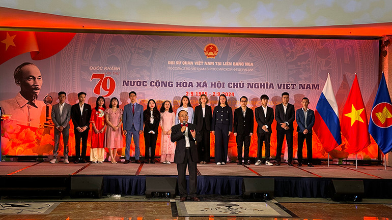 Trao Giấy khen tặng sinh viên Việt Nam và Nga.