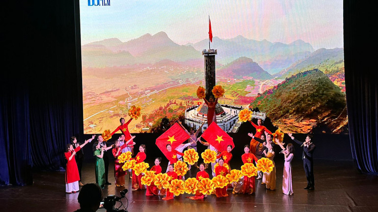 Chương trình biểu diễn nghệ thuật chào mừng Ngày Việt Nam.