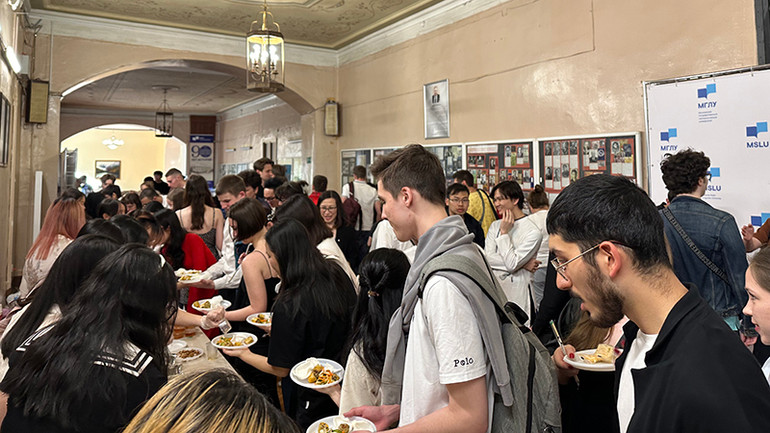 Các bạn sinh viên quốc tế thích thú với ẩm thực Việt Nam. (Ảnh: THÙY VÂN) Các bạn sinh viên quốc tế thích thú với ẩm thực Việt Nam. (Ảnh: THÙY VÂN)