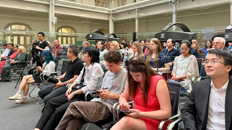 Sự kiện thu hút sự tham gia đông đảo của sinh viên và các chuyên gia kinh tế Nga. Ảnh:THUỲ VÂN.