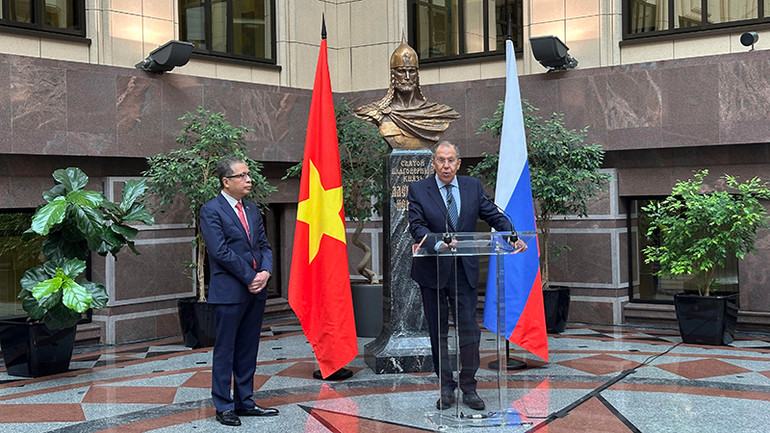 Bộ trưởng Ngoại giao Nga Sergei Lavrov phát biểu khai mạc tại triển lãm. (Ảnh: THÙY VÂN)