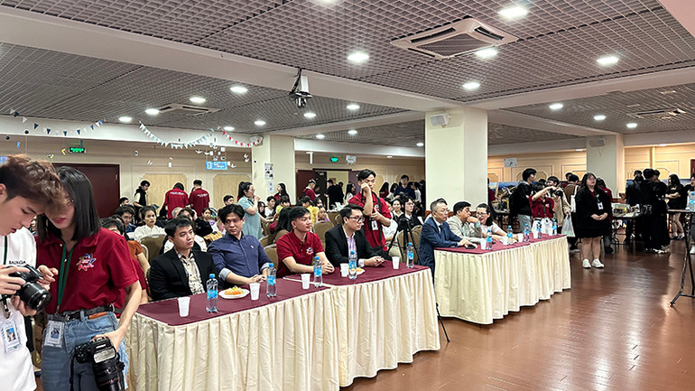 Ban giám khảo Cuộc thi "Đường lên đỉnh tri thức". (Ảnh:THÙY VÂN)