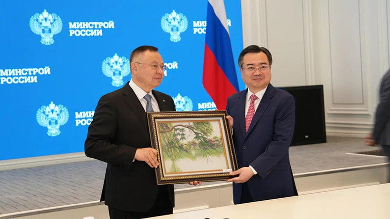 Bộ trưởng Nguyễn Thanh Nghị trao quà lưu niệm cho Bộ trưởng Irek Faizullin.(Ảnh: XUÂN HƯNG)