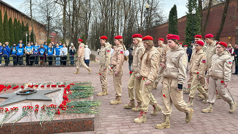 Thế hệ tương lai của Smolensk được giáo dục về lịch sử bi tráng của dân tộc. (Ảnh: Thùy Vân)