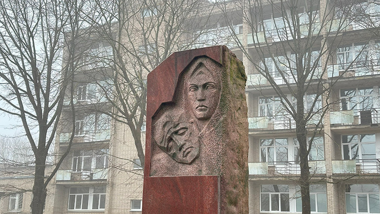 Tượng đài tưởng niệm hơn 1500 hồng quân Liên Xô bị giết trong một bệnh viện. (Ảnh: Thùy Vân)