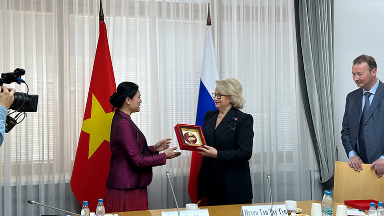 Chủ tịch Hà Thị Nga trao quà lưu niệm cho Chủ tịch Hội Phụ nữ Nga "Niềm hy vọng nước Nga". (Ảnh: THÙY VÂN)