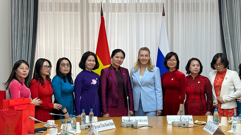 Các đại biểu chụp ảnh kỷ niệm. (Ảnh: THÙY VÂN)