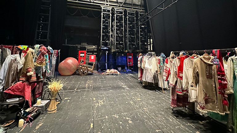 122 bộ trang phục dân tộc được sử dụng trong vở diễn. (Ảnh: THÙY VÂN)