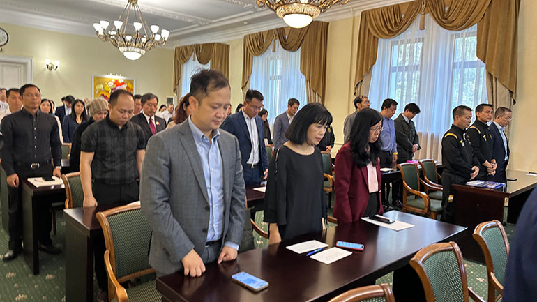 Cán bộ, nhân viên Đại sứ quán và đại diện Hội người Việt tại Liên bang Nga dành một phút mặc niệm những nạn nhân của cơn bão Yagi. (Ảnh: THÙY VÂN)