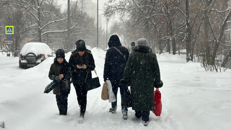 Moskva vừa trải qua những ngày tuyết rơi dày bất thường, ngoài việc một số chuyến bay phải hoãn và giao thông khó khăn hơn, còn lại đời sống trong thành phố vẫn tiếp diễn.