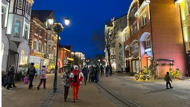 Những ngày giáp năm mới các khu phố cổ ở Kaliningrad luôn đông vui nhộn nhịp.
