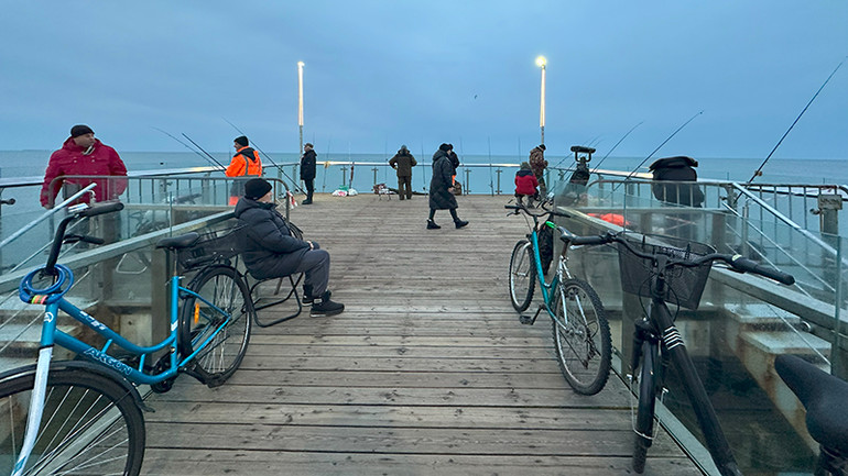 Ngày nay, phần lớn cư dân của Kaliningrad là người Nga đến định cư sau năm 1945. Một bộ phận dân số đến từ các nhóm dân tộc Slavic khác nhau. Hiện nay, Kaliningrad cũng là nơi sinh sống của các cộng đồng nhỏ người Tatar, Đức, Armenia, Ba Lan và Litva.
