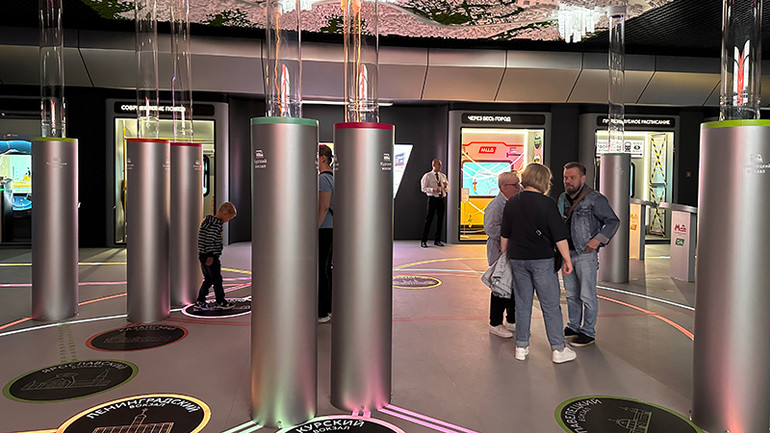 Các thông tin được trình bày hấp dẫn bằng công nghệ đa phương tiện. (Ảnh: THÙY VÂN)