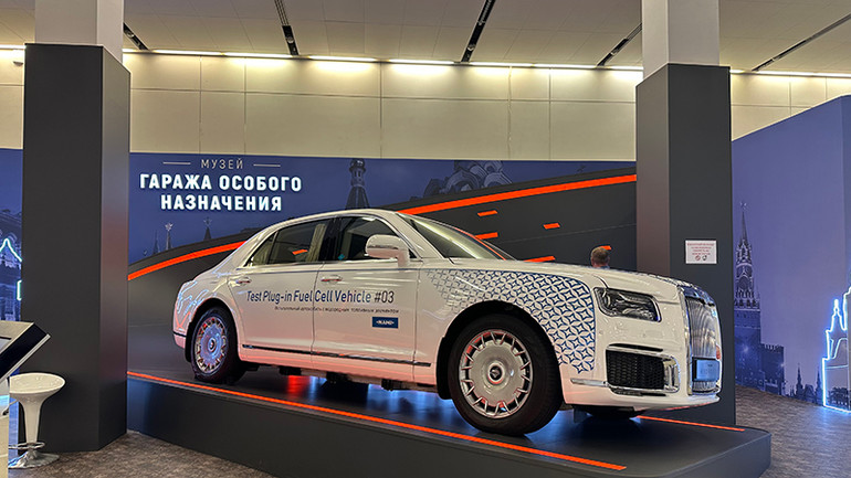 Chiếc xe Limousine thời thượng được trưng bày tại triển lãm. (Ảnh: THÙY VÂN)