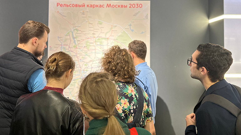 Quy hoạch tàu điện ngầm đến năm 2030 luôn thu hút sự quan tâm của người dân Moskva. (Ảnh:THÙY VÂN)