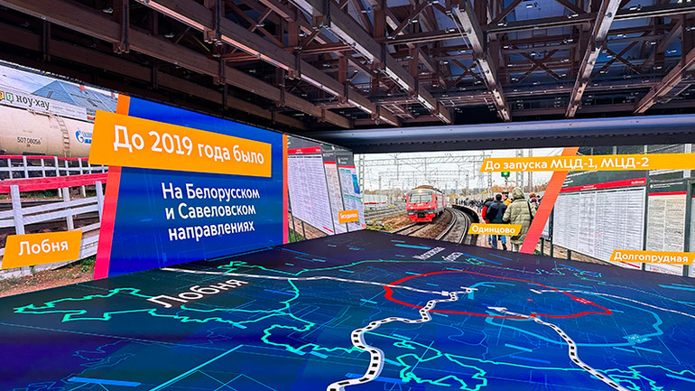 Màn hình 3D dài 37m cũng là một trong những điểm thu hút ở triển lãm. (Ảnh: THÙY VÂN)