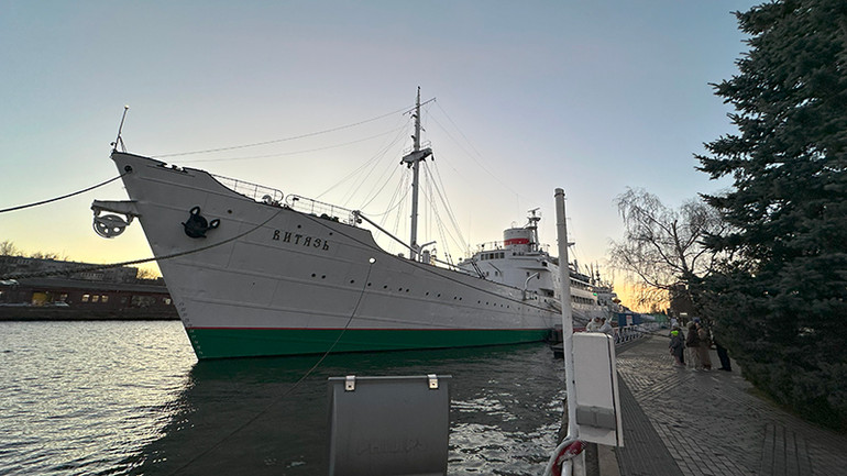 Thành phố nằm ở ngã ba sông Pregel chảy vào vịnh Kaliningrad. Tại thành phố này có một cảng lớn và là nơi đóng quân của Hạm đội Baltic, Hải quân Nga. Các bảo tàng cũng là điểm nhấn ở thành phố Kaliningrad với Khu triển lãm Bảo tàng Đại dương thế giới với những con tàu chiến đậu dọc bên bờ kè. Ngày nay, phần lớn cư dân của Kaliningrad là người Nga đến định cư sau năm 1945. Một bộ phận dân số đến từ các nhóm dân tộc Slavic khác nhau. Hiện nay, Kaliningrad cũng là nơi sinh sống của các cộng đồng nhỏ người Tatar, Đức, Armenia, Ba Lan và Litva.