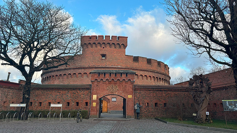 Bảo tàng Hổ phách nằm trong một tòa tháp Gothic, được xây dựng vào giữa thế kỷ XIX. Đây cũng là điểm nhấn khi đến với Kaliningrad, vùng đất nổi tiếng với trữ lượng hổ phách lớn nhất thế giới với 95% tài nguyên hổ phách của thế giới. Bảo tàng Hổ phách dành riêng cho lịch sử của loại khoáng sản này và cách con người phát triển khai thác và sử dụng trong văn hóa thế giới.