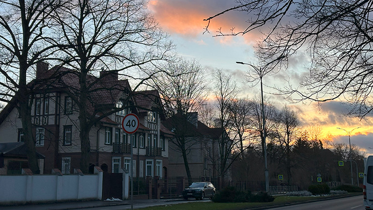 Kaliningrad còn được gọi là "châu Âu của Nga" với những khu phố mang đậm chất phong cách kiến trúc châu Âu. Nhiều tòa nhà từ thời Đức ở trung tâm thành phố lịch sử đã được bảo tồn và được xây dựng lại.