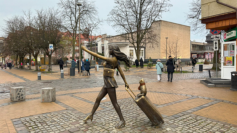 Hiện chính quyền Kaliningrad đang tập trung phát triển hạ tầng giao thông, nâng cấp sân bay và phát triển các cảng biển để tiếp cận với phần lãnh thổ lớn của Nga một cách thuận tiện hơn. Phát triển du lịch cũng được xem là yếu tố tăng cường sự ổn định kinh tế tại vùng đất cực Tây của Nga.