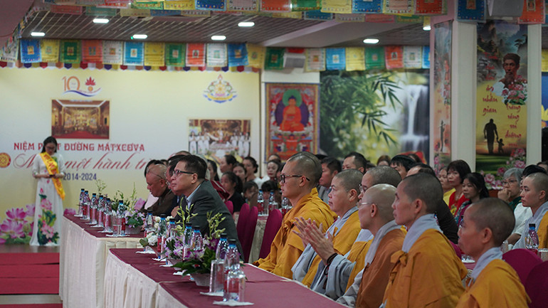 Các Tăng ni tham dự lễ kỷ niệm. (Ảnh: THÙY VÂN)