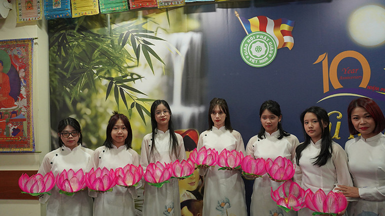 Thế hệ trẻ tham gia ngày lễ Vu lan báo hiếu để hiểu hơn về cội nguồn. (Ảnh: THÙY VÂN)