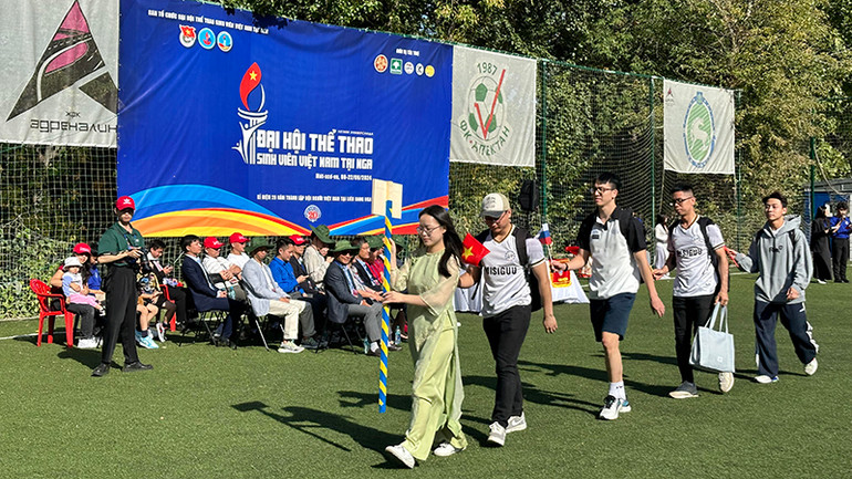 Các đội các trường Đại học tham gia diễu hành. (Ảnh: THÙY VÂN)