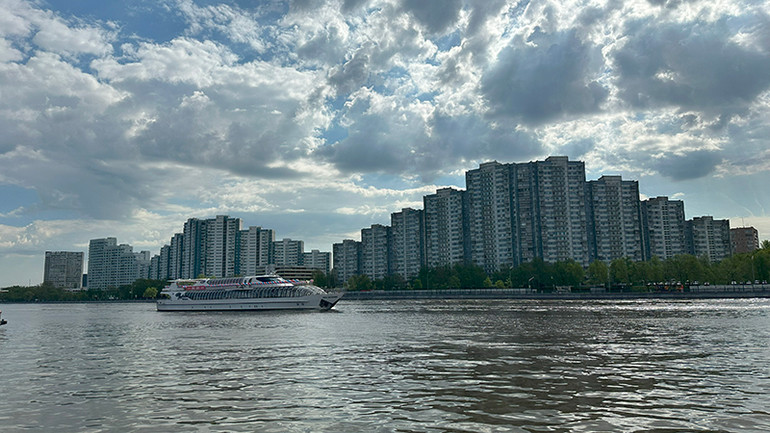 Tàu du lịch hiện đại diễu hành qua bến tàu phía nam Moskva. (Ảnh: THÙY VÂN)