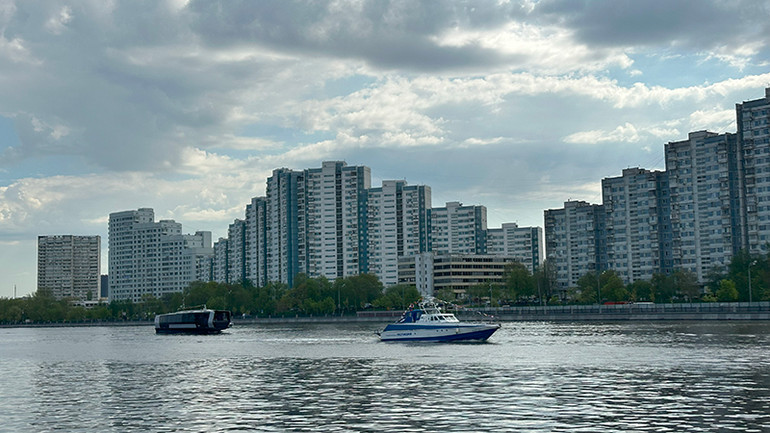 Tàu cảnh sát và tàu điện trên sông. (Ảnh: THÙY VÂN)