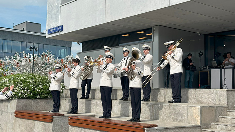 Quân nhạc tại buổi Lễ khai trương mùa du thuyền mới. (Ảnh: THÙY VÂN)