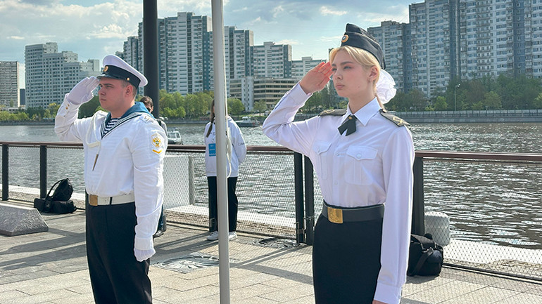 Nghi lễ chào cờ tại buổi lễ. (Ảnh: THÙY VÂN)