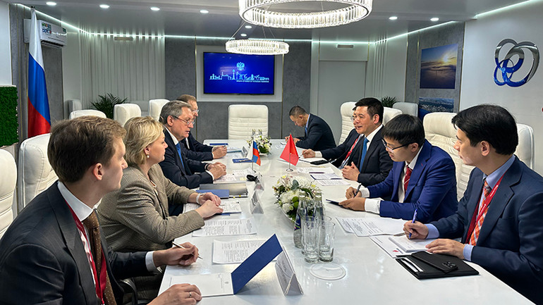 Buổi làm việc giữa hai Bộ trưởng sau lễ ký kết. (Ảnh:Thùy Vân)