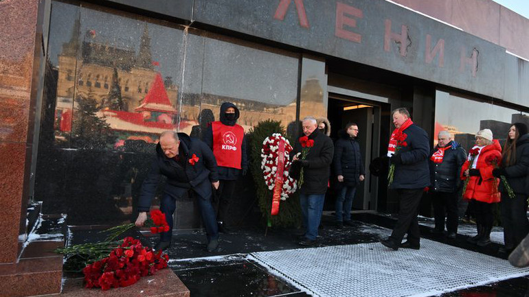 Lãnh đạo Đảng KPRF đặt hoa tại buổi lễ. (Ảnh:KPRF.ru)