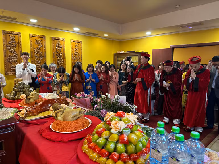 Đại diện Hội đồng hương Vĩnh Phú đọc bài văn khấn Giỗ Tổ Hùng Vương. (Ảnh: THÙY VÂN) Đại diện Hội đồng hương Vĩnh Phú đọc bài văn khấn Giỗ Tổ Hùng Vương. (Ảnh: THÙY VÂN)