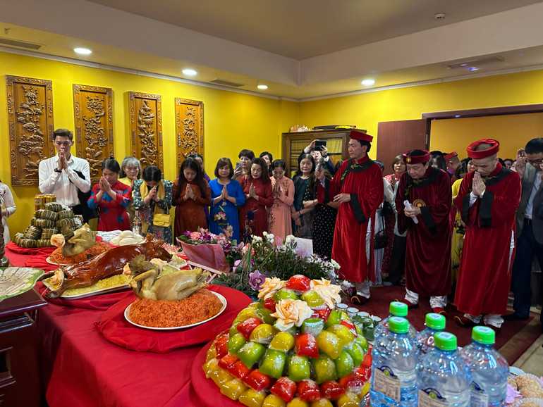 Đại diện Hội đồng hương Vĩnh Phú đọc bài văn khấn Giỗ Tổ Hùng Vương. (Ảnh: THÙY VÂN)