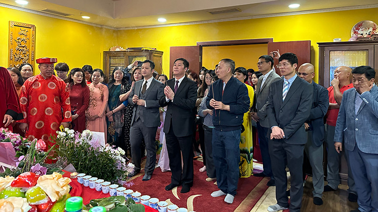 Đại diện Đại sứ quán Việt Nam tham dự tại buổi lễ cùng đông đảo bà con người Việt tại Moskva. (Ảnh: THÙY VÂN)