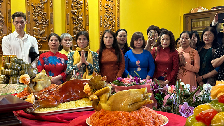 Bà con thành tâm dâng lên những sản vật của quê hương. (Ảnh:THÙY VÂN)