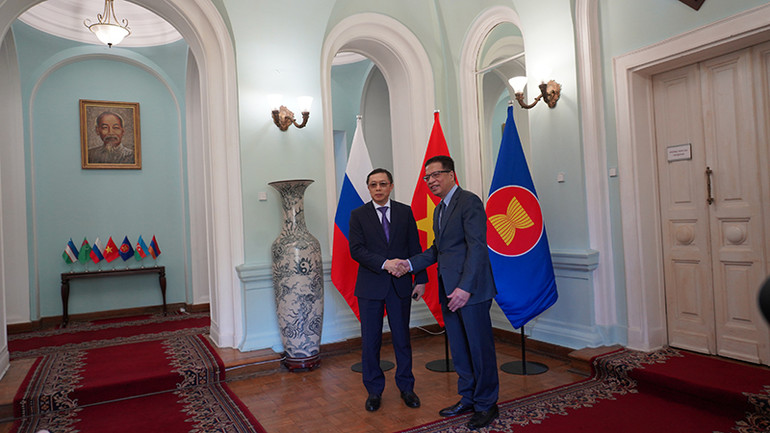 Đại sứ Đặng Minh Khôi đón tiếp Đại sứ Shiphandone Oybuabuddy. (Ảnh: THÙY VÂN) Đại sứ Đặng Minh Khôi đón tiếp Đại sứ Shiphandone Oybuabuddy. (Ảnh: THÙY VÂN)