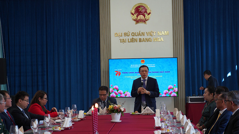 Đại sứ Shiphandone Oybuabuddy phát biểu chúc mừng tại buổi gặp mặt. (Ảnh: THÙY VÂN) Đại sứ Shiphandone Oybuabuddy phát biểu chúc mừng tại buổi gặp mặt. (Ảnh: THÙY VÂN)