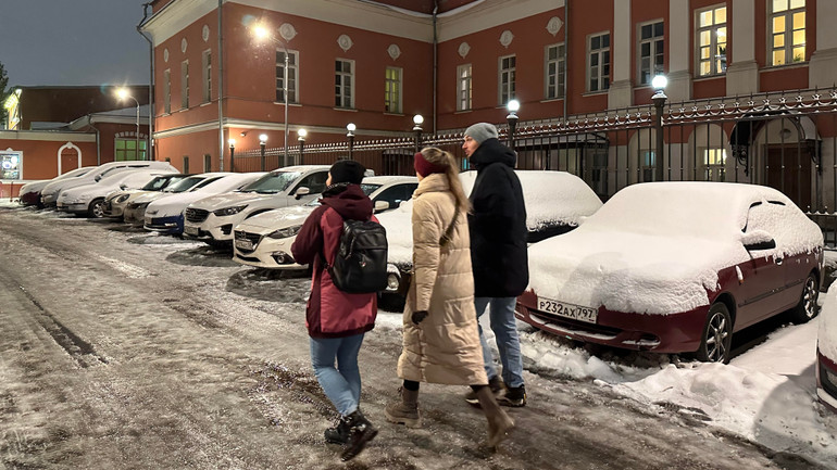 Các bạn trẻ đi học trên con đường đóng băng ở khu Kurskaia, Moskva.