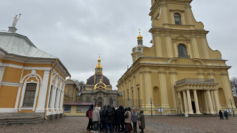 Khách tham quan Đảo con thỏ ở thành phố Saint Petersburg.