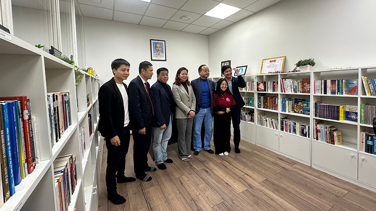 Thư viện Thanh niên có hơn 1200 đầu sách, trong đó có nhiều cuốn sách quý được các cá nhân và tổ chức quyên tặng. (Ảnh: THÙY VÂN)