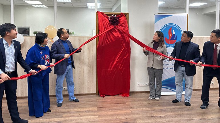 Nghi thức kéo băng khai trương phòng Thư viện Thanh niên (Ảnh: THÙY VÂN)