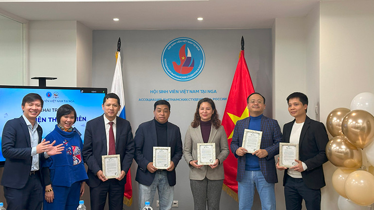 Các đại biểu nhận giấy cảm ơn của Hội sinh viên Việt Nam vì những đóng góp cho việc xây dựng phòng Thư viện Thanh niên. (Ảnh: THÙY VÂN)